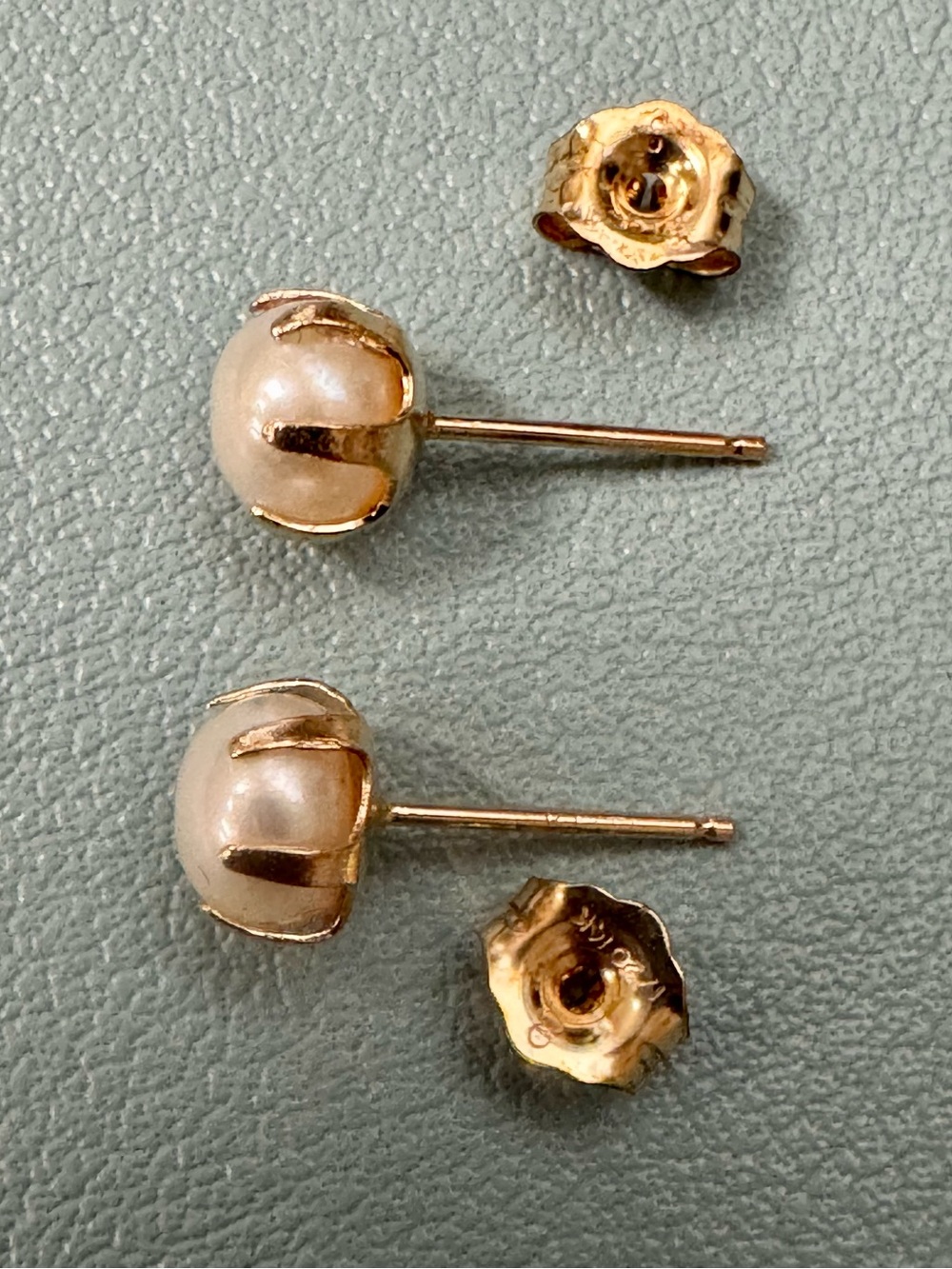 Vintage Classic Gold Pearl Stud Earrings - Cream Pearl -14k Gold